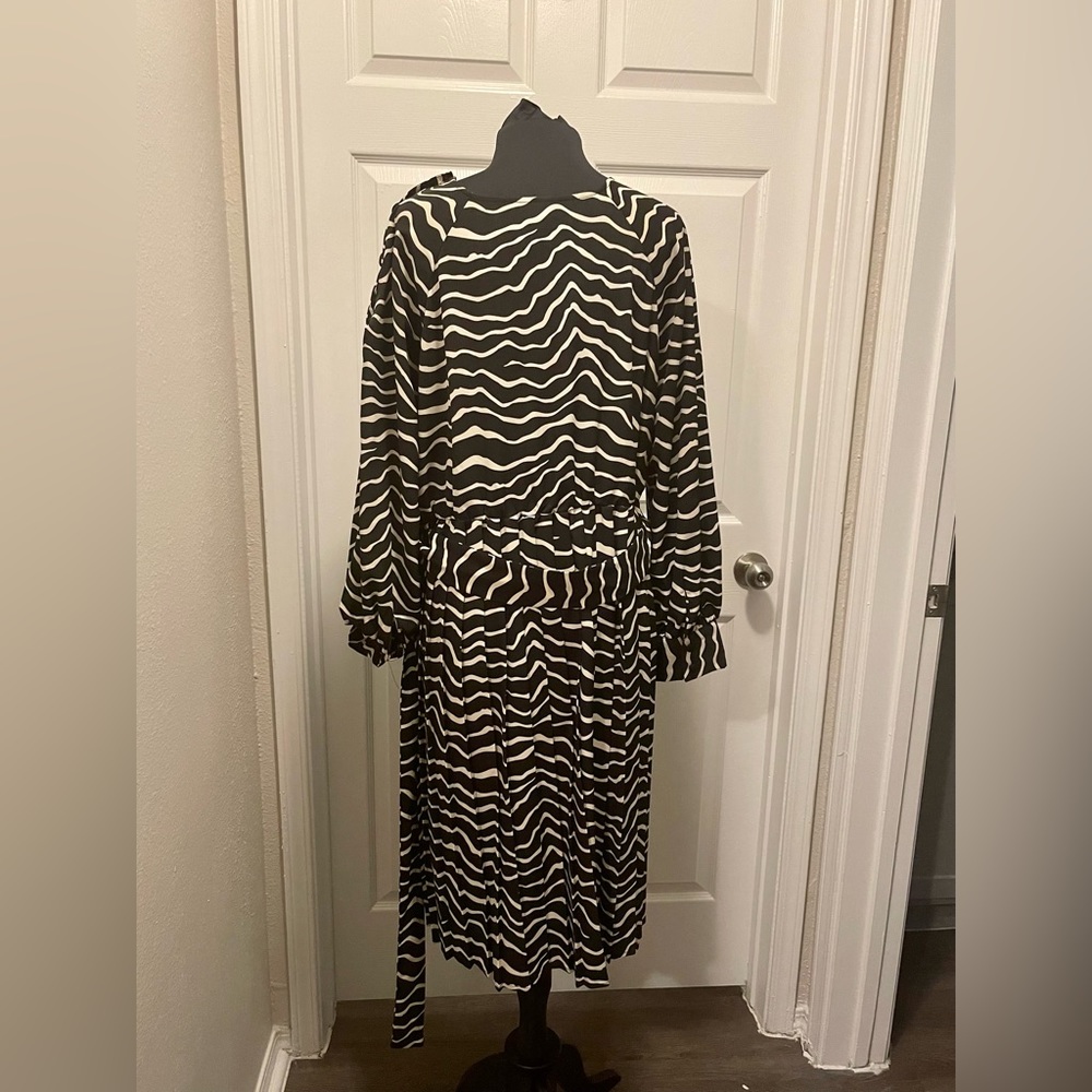 Black/Creme Pleated Midi Dress